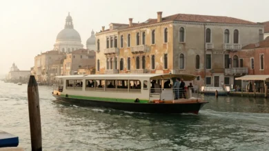 Vaporetto sunące po Canal Grande w Wenecji o poranku
