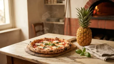 Klasyczna neapolitańska pizza margherita na drewnianej łopacie obok całego ananasa na marmurowym stole w ciepłym świetle pizzerii z piecem opalanym drewnem