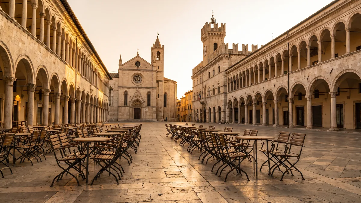 Piazza del Popolo w Ascoli Piceno o złotej godzinie