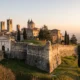 Bergamo Alta na wzgórzu za weneckimi murami, w tle równina Lombardii