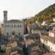 Palazzo dei Consoli nad dachami Gubbio, w tle zbocze Monte Ingino