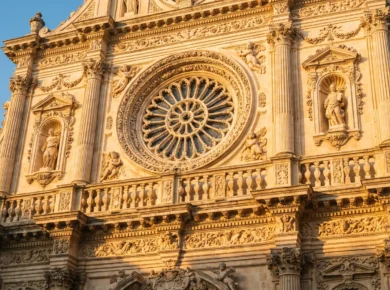 Koronkowa barokowa fasada bazyliki Santa Croce w Lecce w ciepłym świetle