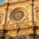 Koronkowa barokowa fasada bazyliki Santa Croce w Lecce w ciepłym świetle
