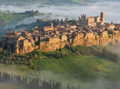 Orvieto na tufowym plaskowyzu o poranku, wieza katedry nad dolina