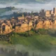 Orvieto na tufowym plaskowyzu o poranku, wieza katedry nad dolina