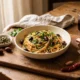 Miska spaghetti alla puttanesca z czarnymi oliwkami, kaparami i natką pietruszki na rustykalnym drewnianym stole