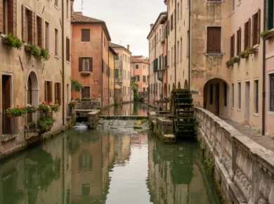 Kanał w centrum Treviso z kamiennymi balustradami i odbiciem kamienic