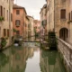 Kanał w centrum Treviso z kamiennymi balustradami i odbiciem kamienic