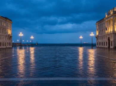 Piazza Unità d'Italia w Trieście otwarta na Adriatyk, habsburskie fasady o zmierzchu