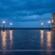 Piazza Unità d'Italia w Trieście otwarta na Adriatyk, habsburskie fasady o zmierzchu